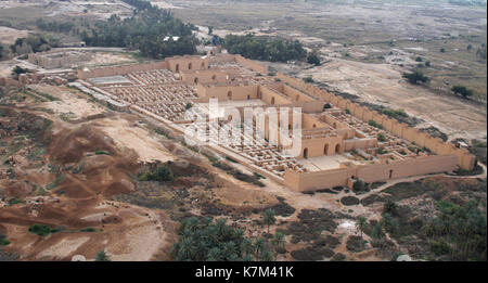 Ruinen des Südens Palast des alten Babylon, Irak auf der rechten Seite. Ruinen des Nordens Palast beschädigt von US-Besatzung auf der linken Seite. Stockfoto