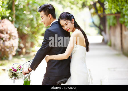Neu - Mi asiatische Braut und Bräutigam beim Fahrrad fahren. Stockfoto