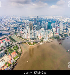 Royalty Free Stock Bild in hoher Qualität Luftaufnahme von Ho Chi Minh City, Vietnam. Schönheit Wolkenkratzer entlang des Flusses licht Smooth Down Stadtentwicklung Stockfoto