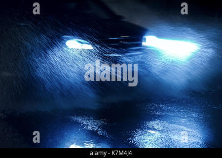 Auto fahren durch starken Regen mit blauen Scheinwerfer eingeschaltet Stockfoto