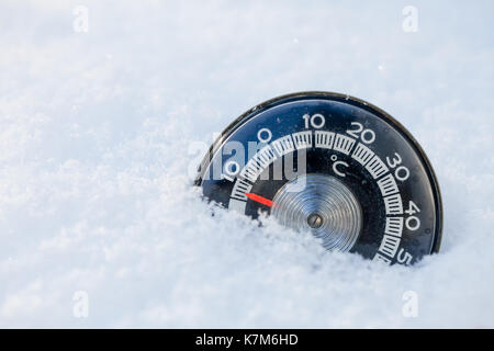 Thermometer im Schnee zeigt niedrige Temperatur Stockfoto