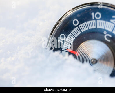 Thermometer im Schnee zeigt niedrige Temperatur Stockfoto