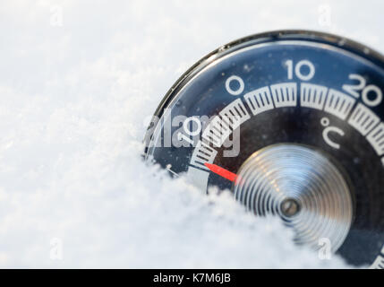 Thermometer im Schnee zeigt niedrige Temperatur Stockfoto