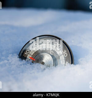 Thermometer im Schnee zeigt niedrige Temperatur Stockfoto