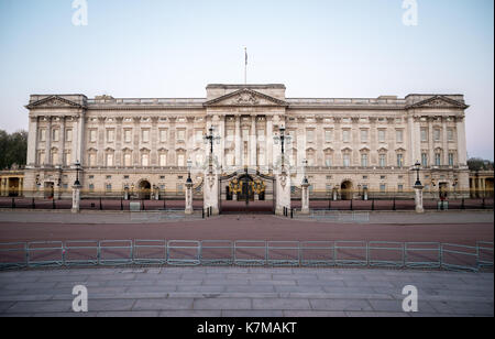Einen Blick auf den Buckingham Palace am frühen Morgen in London, England