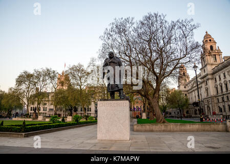 Statue von Sir Winston Churchill im Parlament Square Garden in Westminster, London Stockfoto