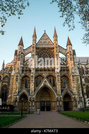 Vor dem Eingang der St. Margaret's Church in Parliament Square, London Stockfoto