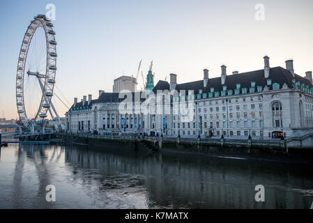 Queen's Walk, London Eye und der County Hall Fluss Gebäude am frühen Morgen, England