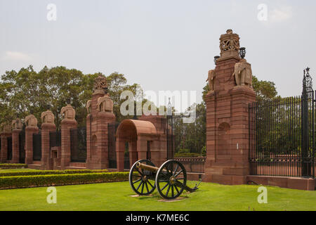 Eine alte Kanone auf das Tor. Tor, Rashtrapati Bhavan, Rajpath, Neu Delhi, Indien Stockfoto