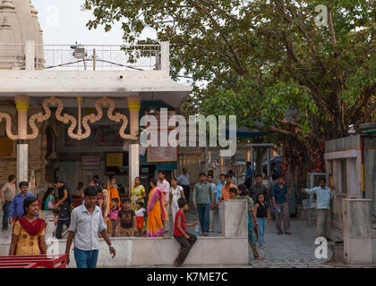 Hinduistische Pilger in der Nähe des Tempels. Die Tempelanlage von Chattarpur Mandir, Süd-westen von Stadtrand von New Delhi, Indien. Stockfoto