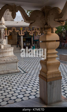 Hinduistische Pilger in der Nähe des Tempels. Die Tempelanlage von Chattarpur Mandir, Süd-westen von Stadtrand von New Delhi, Indien. Stockfoto