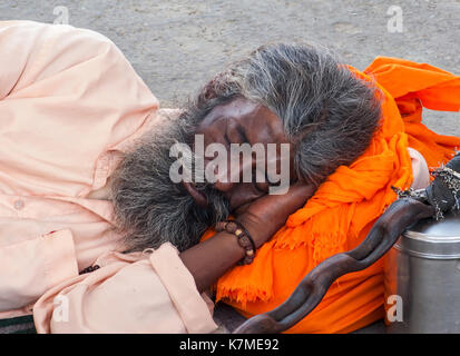 Schlafen hinduistischen Mönch auf den Straßen von Neu Delhi. Neu Delhi, Indien Stockfoto