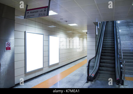 Leeren Plakatwand in u-Bahnstation Stockfoto