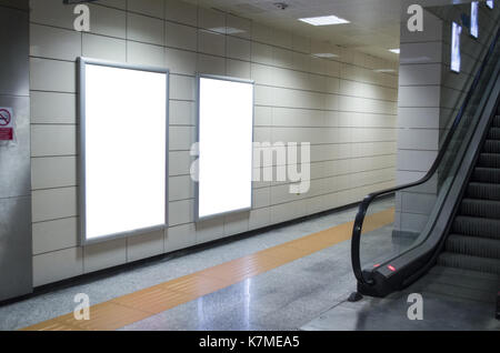Leeren Plakatwand in u-Bahnstation Stockfoto