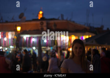 Das Mädchen in der Nacht in der orientalischen Märkte Stockfoto