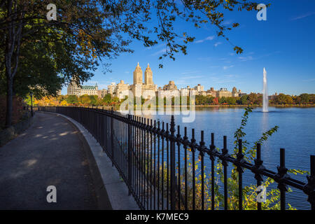 Brunnen der Central Park Reservoir im Herbst. Manhattan, New York City Stockfoto