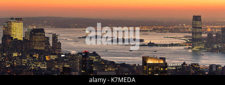 Panorama Blick auf den Hafen von New York bei Sonnenuntergang, mit Ellis Island, Liberty Island. New York City Stockfoto