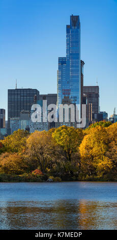 Ein 57 Wolkenkratzer und der Central Park See im Herbst. , Midtown Manhattan, New York City Stockfoto