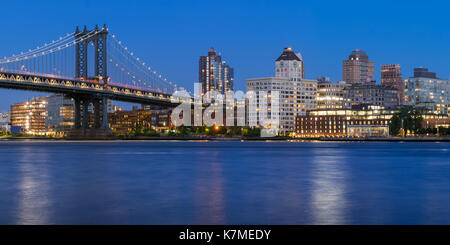 Brooklyn waterfront Neben der Manhattan Bridge (dumbo Nachbarschaft - Main Street Park) in der Dämmerung. New York City Stockfoto