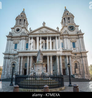 Queen Anne Statue vor den westlichen Eingang zur St. Paul's Cathedral in London, Großbritannien Stockfoto