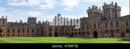 Südflügel der Oberen Gemeinde und im Inneren Platz für offizielle Zeremonien im Windsor Castle, England Stockfoto