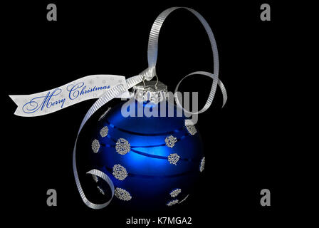 Nahaufnahme der Blue Christmas Ornament mit Band und Tag auf Schwarz Stockfoto