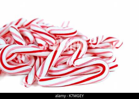 Stapel von Weihnachten Zuckerstangen mit Herz isoliert auf weißem Stockfoto