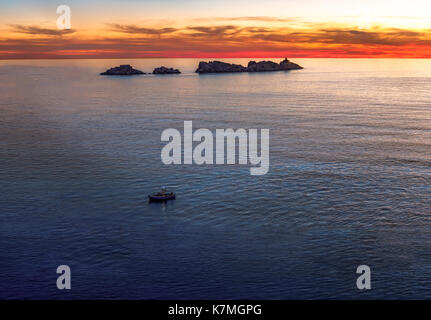 Leuchtturm im Sonnenuntergang auf der Insel grebeni, Dubrovnik, Kroatien, Blick von der Halbinsel Lapad Stockfoto