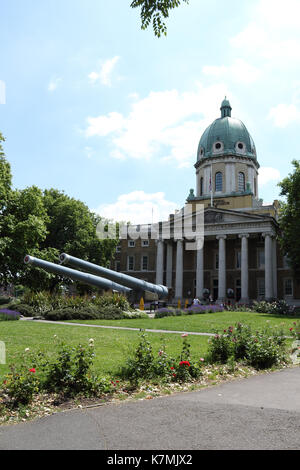 Eingang zum Imperial War Museum, mit 15-Zoll-Rädern naval Guns. London, UK. Stockfoto