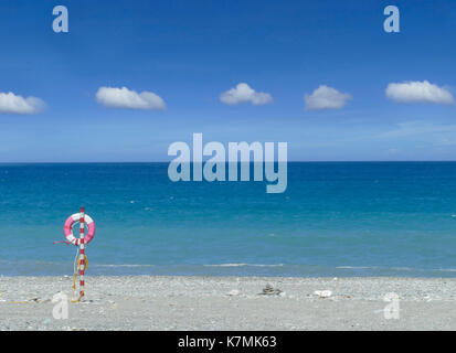 Der schöne Strand mit schönem Sand coluds bule Sky, Taiwan Stockfoto