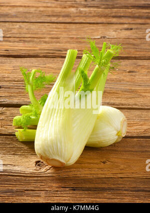 Glühlampen von frischem Fenchel auf hölzernen Hintergrund Stockfoto