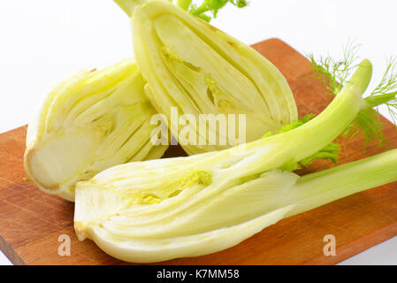 Halbierte Birnen von frischem Fenchel auf Holz Schneidebrett - Nahaufnahme Stockfoto