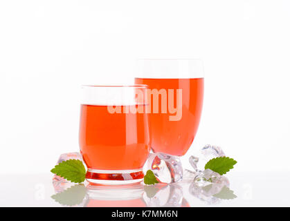 Zwei Gläser Erdbeersaft auf weißem Hintergrund Stockfoto