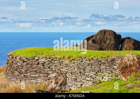 Zeremonielle Stein Dorf Orongo, wo der birdman Wettbewerb gehalten zu werden, in der Nähe Vulkan Rano Kau, Osterinsel (Rapa Nui), Chile Stockfoto