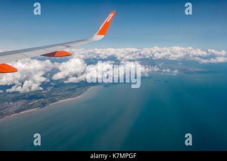 Luftaufnahme der südlichen Küste über Hastings aus einem Flugzeug Fenster Stockfoto