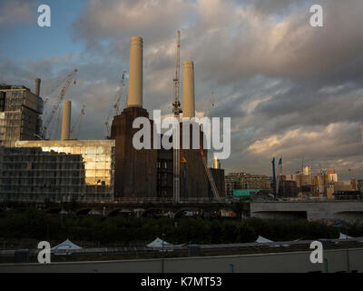 Battersea Power Station und die neuen Wohnungen, noch in der Entwicklung in der Dämmerung Stockfoto