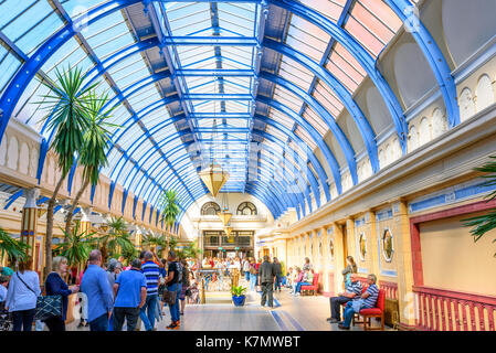 Menschen Fräsen im Winter Gardens in Blackpool, Lancashire, Großbritannien Stockfoto