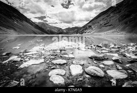 See im Hochland von Ladakh Region Kaschmir, Indien. Schwarz und Weiß. Stockfoto