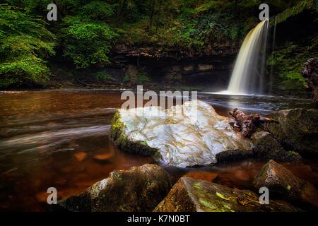 Den Felsen am Wasserfall Gwladus Sgwd Stockfoto