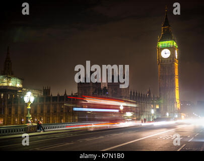 Palast von Westminster mit dem Big Ben bei Nacht, roten Doppeldeckerbus auf die Westminster Bridge, Bewegungsunschärfe, London, England Stockfoto