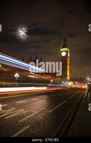 Palast von Westminster mit dem Big Ben bei Nacht, roten Doppeldeckerbus auf die Westminster Bridge, Bewegungsunschärfe, London, England Stockfoto