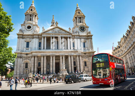 Roter Doppeldeckerbus, St. Paul's Cathedral, London, England, Großbritannien Stockfoto