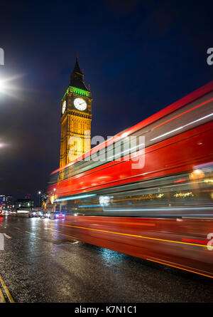 Rote Doppeldecker Bus vor der Big Ben, das Parlament, Bewegungsunschärfe, Nachtaufnahme, Westminster, London Stockfoto
