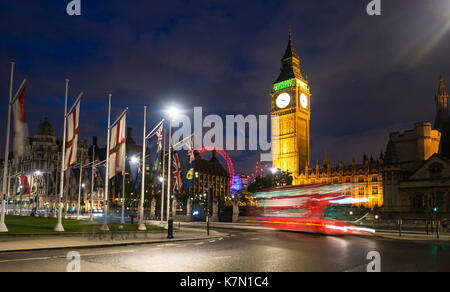 Rote Doppeldecker Bus vor der Big Ben, das Parlament, leichte Spuren, Nachtaufnahme, Westminster, London Stockfoto