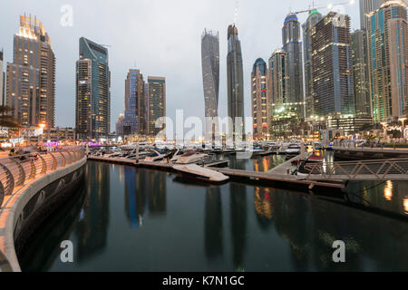 Marina, Wolkenkratzer in der Dämmerung, Dubai Marina, Dubai, Vereinigte Arabische Emirate Stockfoto