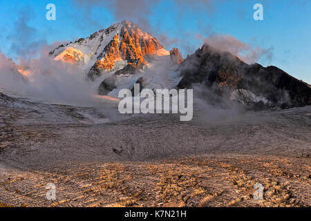 Aiguille du Chardonnet Gipfel im Nebel über dem Gletscher Glacier du Tour, Abendlicht, Chamonix, Savoyen, Frankreich Stockfoto