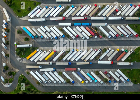 Raststätte Rhynern-Süd, Autobahn A2, LKW-Rastplatz, Parkplatz, LKW, Fahrzeiten, Fischgrätenmuster Stockfoto