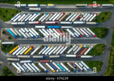 Raststätte Rhynern-Süd, Autobahn A2, LKW-Rastplatz, Parkplatz, LKW, Fahrzeiten, Fischgrätenmuster Stockfoto