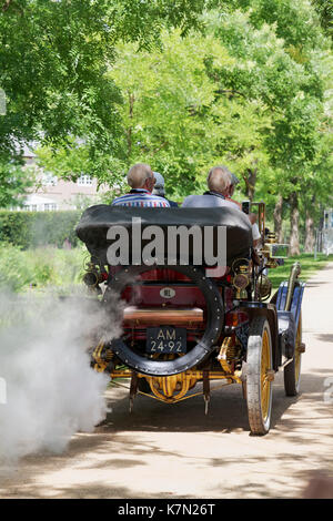 Wasserdampf-Wolke kommt aus dem Auspuff, Stanley Typ K 'Semi-Racer', Dampfwagen aus den USA, Baujahr 1908 Stockfoto