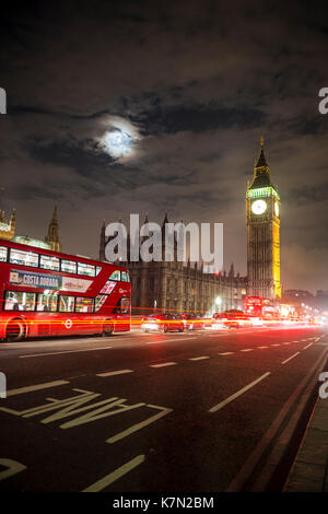 Palast von Westminster mit dem Big Ben bei Nacht, roten Doppeldeckerbus auf die Westminster Bridge, Bewegungsunschärfe, London, England Stockfoto